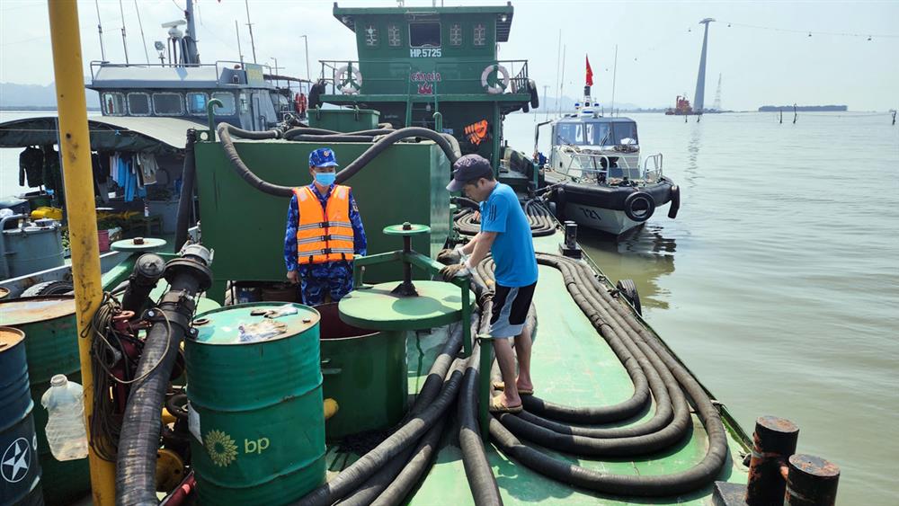 Tạm giữ tàu chở dầu không rõ nguồn gốc